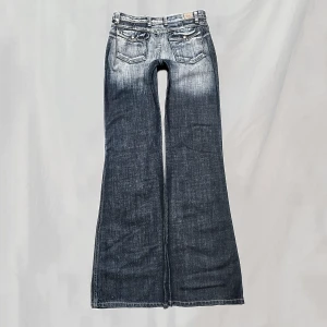 Jeans - Midja: 71 innerben: 85 Jeans med vida ben och detaljerade bakfickor. Storlek w27 men skulle tro att de är lite mindre i storlek vad gäller midjan(använd mått). Skulle säga midwaist. Eventuellt ytterst smått nötta men överlag så gott som nyskick!🤍