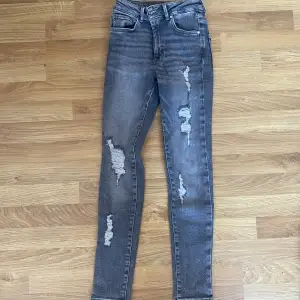Gråa jeans i fint skick från Bikbok i storlek S. 🌸