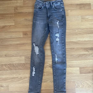 Jeans - Gråa jeans i fint skick från Bikbok i storlek S. 🌸