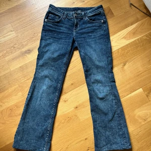 Mörkblåa Lågmidjade Jeans - Snygga mörkblåa jeans. Väldigt bra skick! Har använts få gånger. Jeansen är lite insydda vid låret (se bilden)❤️❤️
