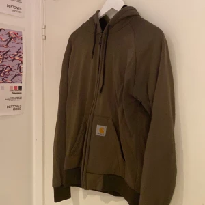 Carhartt hoodie - Carhartt zipup hoodie i okej skick med ett litet hål på ryggen men inget som går igenom  