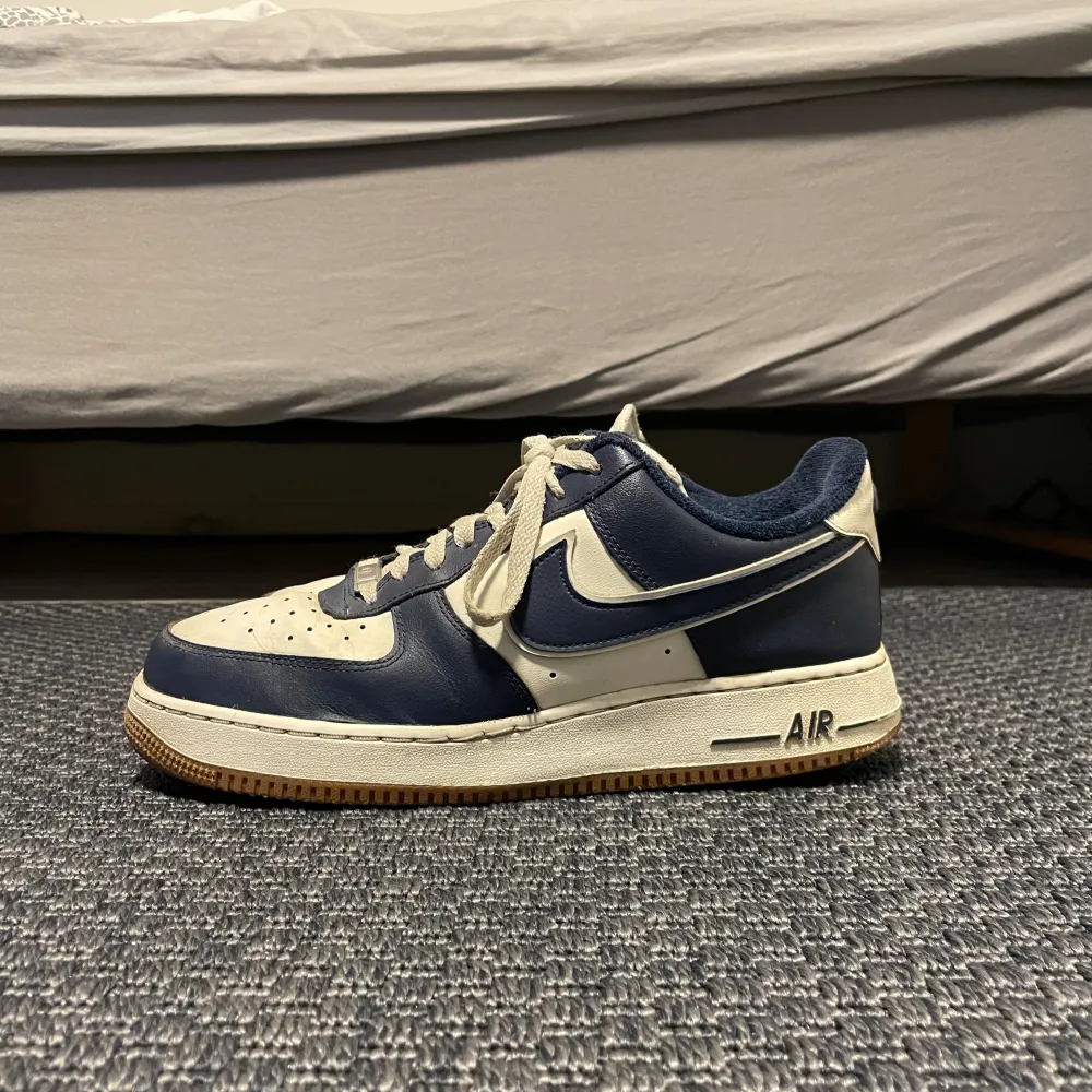 Storlek 44 okej skick. Nike Airforce 1 i färgen college pack navy. Ny tvättade men fortfarande ganska använda.. Skor.