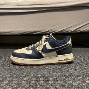 Storlek 44 okej skick. Nike Airforce 1 i färgen college pack navy. Ny tvättade men fortfarande ganska använda.