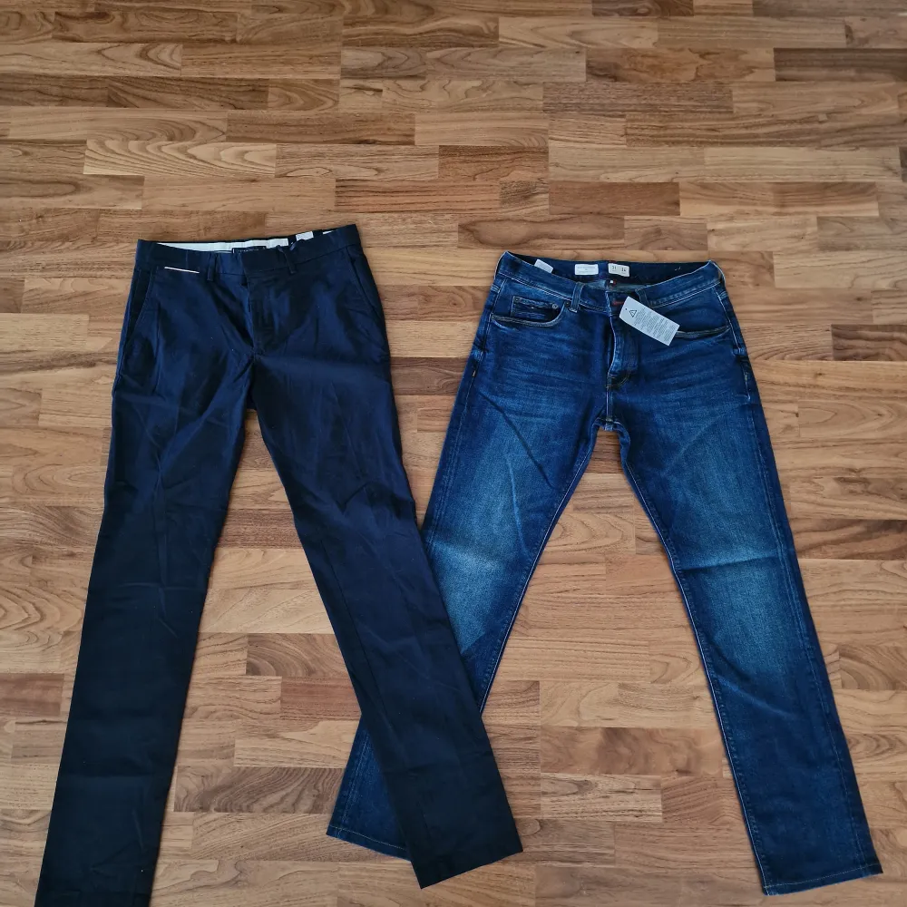 Säljer två par Tommy Hillfiger Jeans som är helt oanvända. De har bara suttit i min garderob tills de blev för små för mig. De är båda av storleken 31/34. De Är fina, stilrena och passar för speciella tillfällen. En för 249:- och båda för 449:-. Jeans & Byxor.