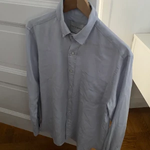 A Day’s March Sommarskjorta - Nypris: 1200 kr Mycket bra skick! Som nyskick Storlek: M 100% Lyocell, extremt skönt material nu till sommaren!