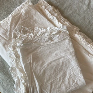 Bäddsett med volang  - Säljer då jag har 3 st likadana 🤍 Mått: 150X210  Örngott mått: 50X60 Material: 100% bomull, tvättad  Skick: Använt 1 gång, nytvättad   1 påslakan, 1 örngott 