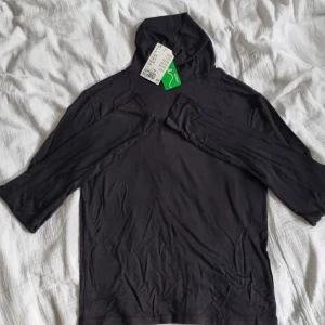 Svart polotröja  - Svart polotröja från HM, hekt oanvända med prislapp kvar, stlr. M, eco-responsible feature, jätteskönt material som följer kroppen bra 