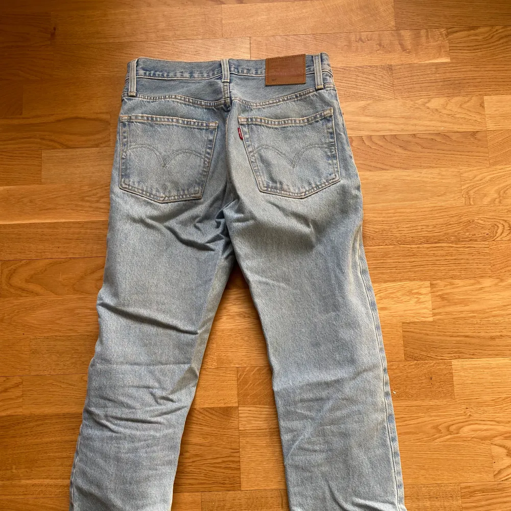 Jättefina levis jeans som blivit lite små för mig💞Inga deffekter och väldigt fint skick💞Skriv för fler frågor eller bilder🫶🏻. Jeans & Byxor.