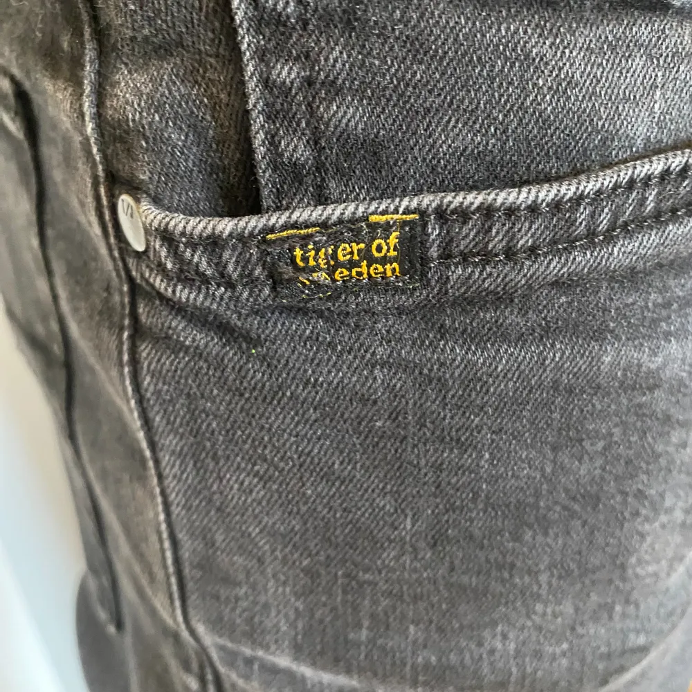 Sjukt feta Tiger of Sweden jeans inne nu | Evolve | storlek 31/32 | Passar mig på bilden som är 176cm lång, väger 65kg. Rekommenderar till en längre | Snygg tvätt på jeansen | Verkligen i super fint skick | Nypris 1700kr, vårat 449kr//Walk-in Fashion. Jeans & Byxor.