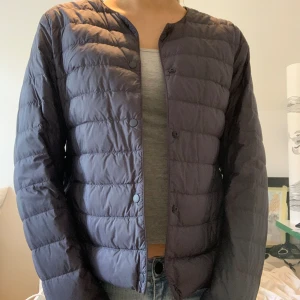 Jacka - Mörkblå tunn dunjacka köpt på Uni qlo föra året nästintill oanvänd 