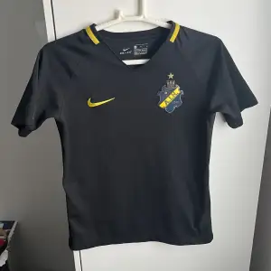 Säljer nu en snygg AIK tröja! 🖤💛 Skick 9/10 inga defekter alls! Perfekt till AIK matcherna! Tyvär är den för liten. Pris kan diskuteras! Hör av dig vid minsta fundering 🙌