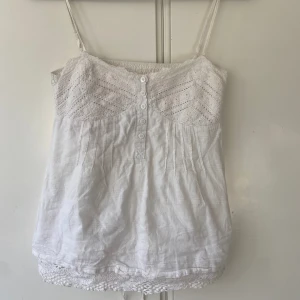 Vit sommartopp  - Säljer detta så snygga linne med fina detaljer! Frakt ingår ej i priset💞