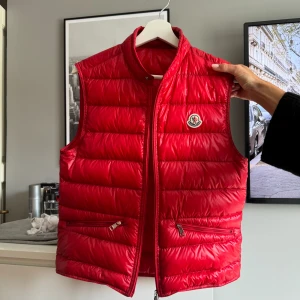 Moncler gui väst - Moncler gui väst i storlek 1. Använt skick men ser väldigt bra ut. Köpt ifrån NK, och kvitto finns