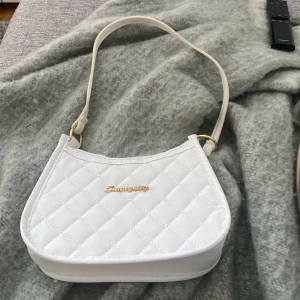 En fin oandvänd väska! - En fin vit väska som aldrig andvändits jag säljer den för jag har bytt stil💕