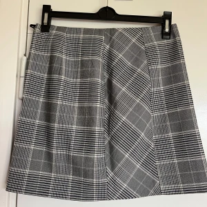 Rutig kjol storlek S - Finns en dragkedja vid sidan för att enklare få på den. Mycket bra skick.