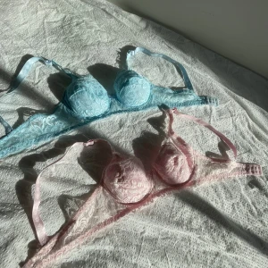 2 super söta Bh:ar! - Två stycken super söta bh:ar. En ljus blå och en ljus rosa🩷💘Man kan köpa dom i par eller separat🥰Helt oanvända, så precis som nya! Dom är i storlek 75C men skulle mer säga att dom passar 75A eller 75B. 💘Köp båda för 150kr eller 1 för 99kr