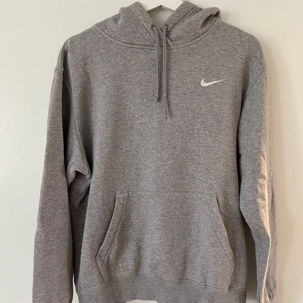 Säljer min hoodie från Nike i strolek M. Använd men i gott skick! . Hoodies.