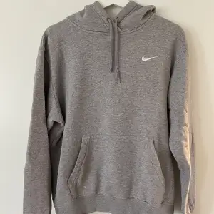 Säljer min hoodie från Nike i strolek M. Använd men i gott skick! 