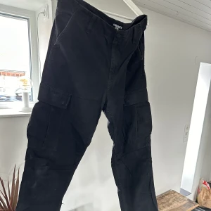 Cargobyxor Carhartt - Snygga, häftiga byxor från Carhartt, som inte längre används! Byxorna är i bra skick och storleken är 33x32. Nypris runt 1400-1500kr Hör av er vid frågor & funderingar!  