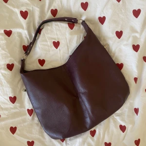 Röd väska - Supersnygg lite större väska som tyvärr inte kommit till användning ❤️