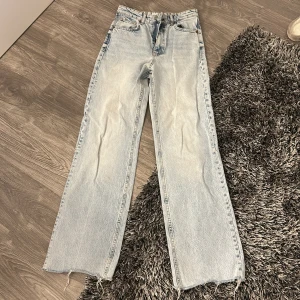 ljusa jeans - Väldigt bra kvalité. Jeansen är högmidjade. Det förekommer slitningar vid fötterna. Det finns en fläck under knäet. 