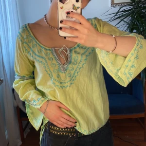 Grön blus - Super somrig grön blus💚 Blusen har ett band längst ner så man kan knyta upp den, den sitter som en S 