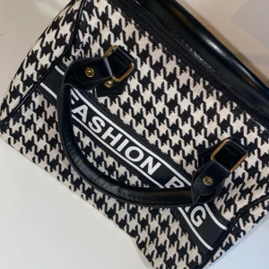  Handväska  -  Den är från Shein 