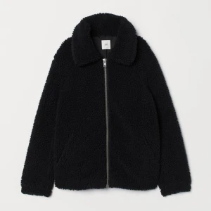 Teddy jacka- HM stl XS - Jätte fin och varm jacka inför våren! Jackan e köpt från hm och inprincip aldrig använd. Den är väldigt gosig och varm och är lite oversive i storlek. Köptes för 499kr ❤️ För bilder med jackan på är det bara att skriva!