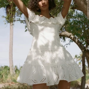 Populär zara klänning - Jag säljer denna populära klänningen från zara i storlek small då den är för liten på mig, jättefint skick och knappt använd. Perfekt för student/konfa/avslutningar eller som en sommarklänning💕