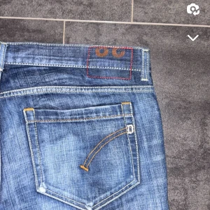 Dondup jeans - Dondup jeans i bra skick, väldigt fin och unik färg , strlk 38 sitter som 36   Mer frågor bara komma dm 