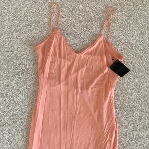 ZARA korallfärgad / rosa maxi klänning - Otroligt vacker korallfärgad 🪸 maxiklänning från ZARA i mjukt jersey-material med mesh i ryggen. Ny med tags kvar. Storlek XS. Utan anmärkningar. 