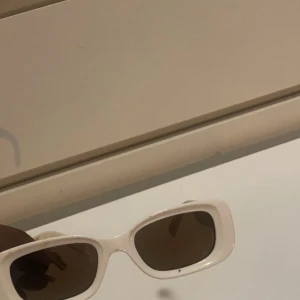  Solglasögon  - Det är från HM