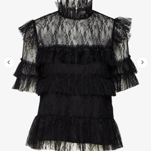 By malina blus - Svart by malina blus! Säljer pga att den ej kmr till använding