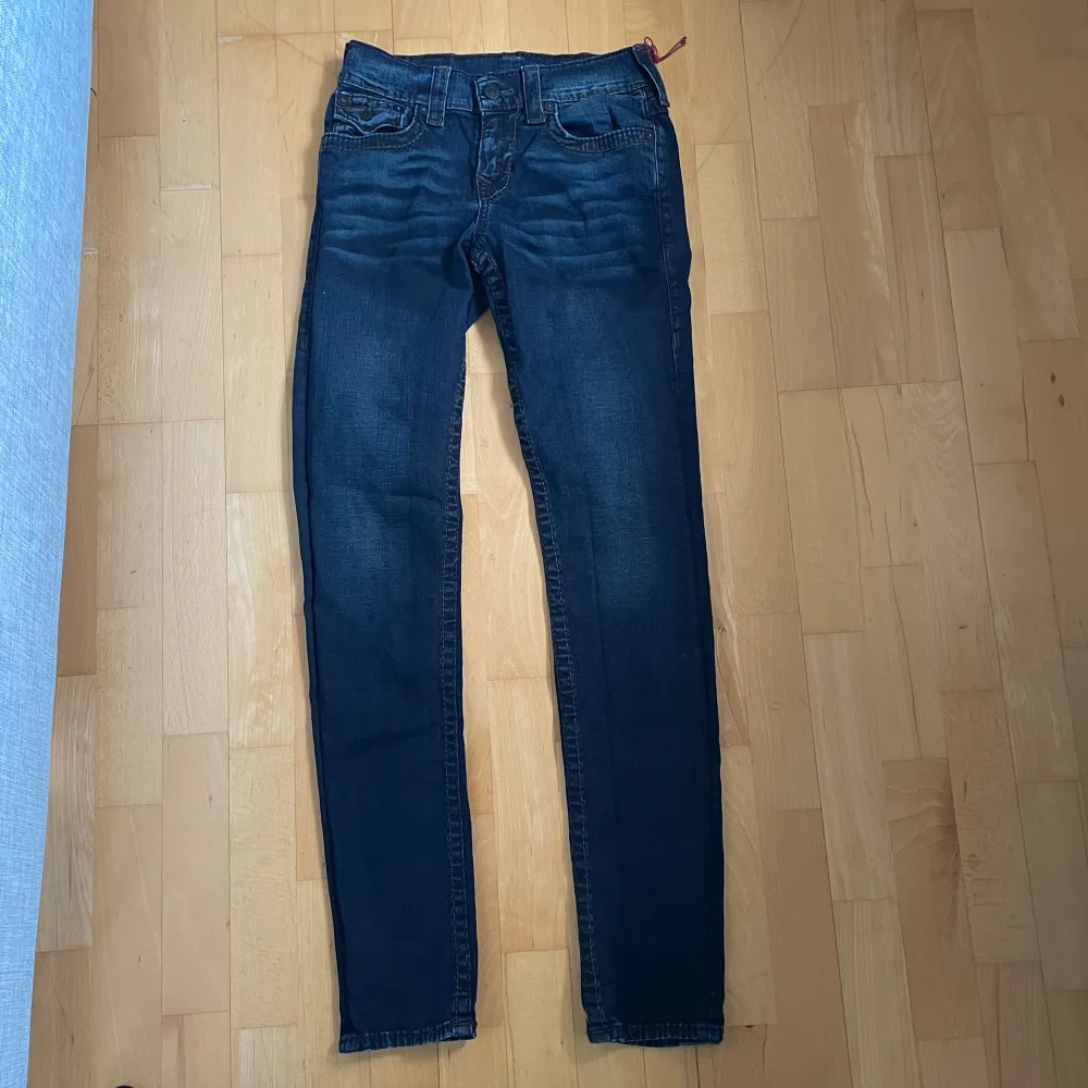 Trendiga Lågmidjade trueys Ytterbenslängd: 108cm Midja: 35cm Benöppning: 16cm Modell: 168cm. Jeans & Byxor.