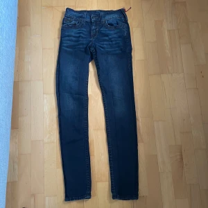 Lågmidjade true religion byxor - Trendiga Lågmidjade trueys Ytterbenslängd: 108cm Midja: 35cm Benöppning: 16cm Modell: 168cm