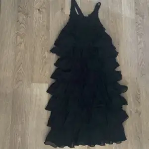 Säljer den här svarta Gina tricot klänningen med öppen rygg..  Passar inte mig, storlek 36 🎀