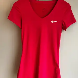 Träningströja från Nike, finns en liten slitning/reva, se bilder. Fin passform och stretchig, stl XS.