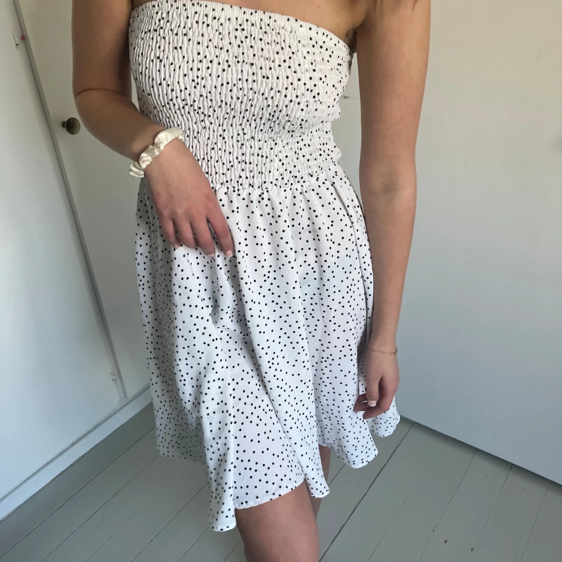 Vit prickig klänning  - 90