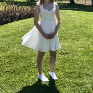 Klänning - Klänningen jag hade på min konfirmation för fem år sedan och sen bara hängt i garderoben! Hoppas den kan göra någon annan glad!💕 Det var ett litet guldmärke på klänningen som jag tog bort. 