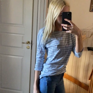 Tröja - En tröja med trekvartsärmar. Storlek 170