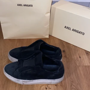 Axel Arigato - Säljer mina Arigato skor eftersom de ej kommer till användning längre. Skorna är använda. 