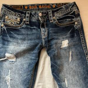 Helt perfekta low waisted jeans med helt unika detaljer🤩🤍 Knappt använda och säljs då dem är för stora i midjan tyvär🤍 Köpt för 899kr 43cm rakt över midjan. 83cm i innerbenslängden