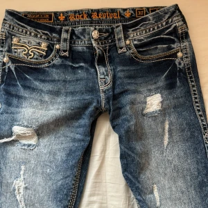 Rock revival🎸 - Helt perfekta low waisted jeans med helt unika detaljer🤩🤍 Knappt använda och säljs då dem är för stora i midjan tyvär🤍 Köpt för 899kr 43cm rakt över midjan. 83cm i innerbenslängden
