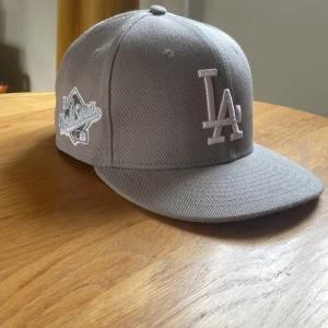 Fitted keps - Säljer nu min fitted keps då jag köpte fel storlek. Den är i fint skick. Storlek 58,7 skriv vid frågor pris kan diskuteras.