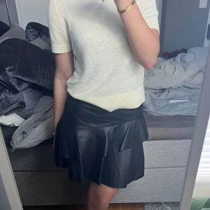 Skinnkjol - Superfin kjol i skinnimmitation från only, i stl 38 men passar även större och mindre då den är stretchig!  Använd fåtal gånger så inga defekter.  200+frakt❤️