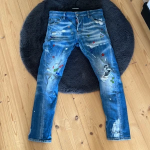 Dsquared2 jeans  - Ett par extremt sällsynta dsquared 2 jeans. Extremt snygga nypris ligger runt 7000kr  Storlek:44 