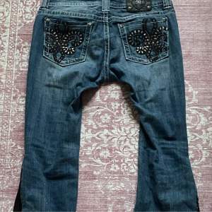 Jättesnygga miss me jeans som inte passade mig tyvärr😓bilder från förra ägaren