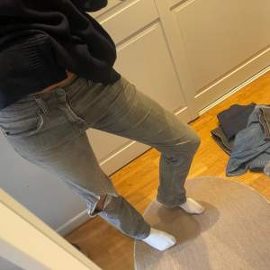 Såååå snygga Levis jeans i perfekta gråa färgen med hål på knät!! Lågmidjade och passar till allt ❣️❣️