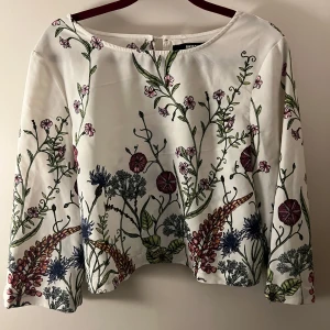 Topp från bikbok - I fint skick! Har en fläck som knappt syns, se bild.