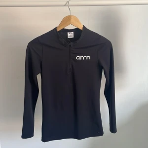 Träning zip up tröja  - Storlek S men passar som XS Använts en gång Säljer då den är förliten  Ny pris ~ 400 💕